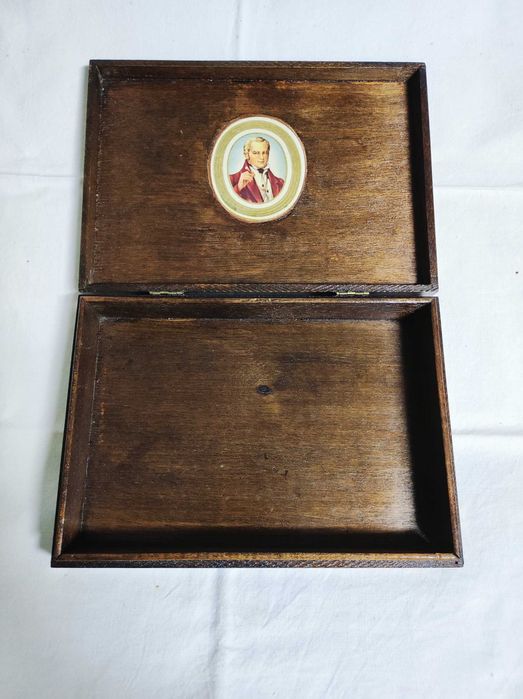 Caixa (vazia) cigarrilha madeira marca "Alto" c/ duplo medalhão (anos 60)