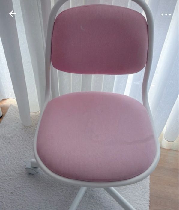 Cadeira com rodinhas rosa para quarto de menina