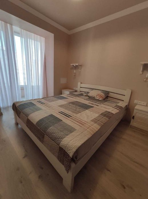 Продам чотирикімнатну квартиру з видом на набережну