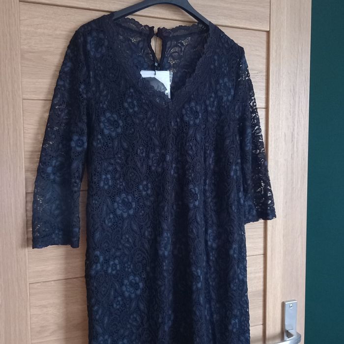 Koktajlowa Sukienka ciążowa koronkowa bardzo elastyczna mamalicious ro