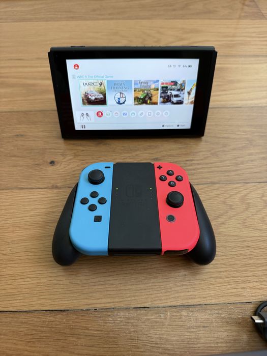 Nintendo Switch Azul e Vermelha COMPLETA (Caixa completa + Bolsa + Grip Ergonómico + Extras)