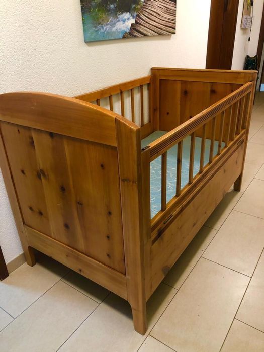 Cama de bebé em madeira com grades