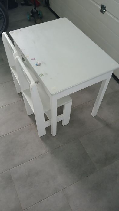Stolik z krzesłami dla dzieci.