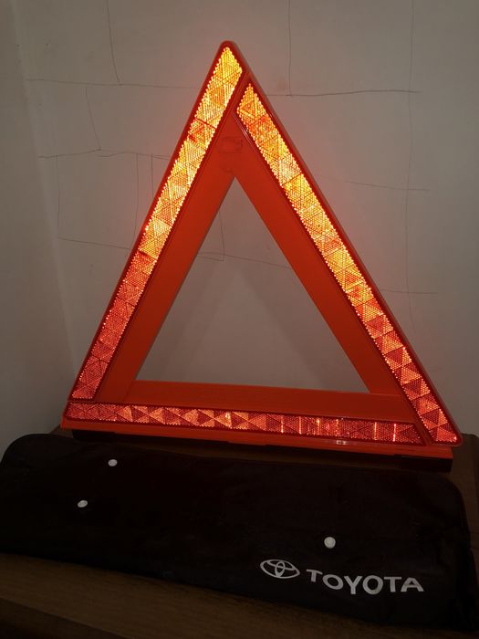 Аварийный знак Toyota