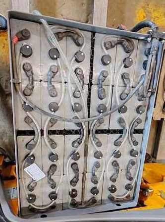 Naprawa i regeneracja baterii trakcyjnych do wózków i paleciaków