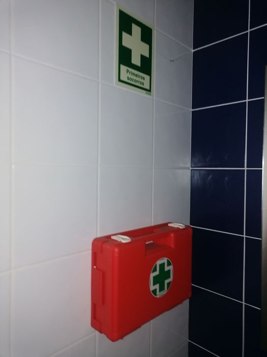 2 Extintores de incêndio e 1 cx primeiros socorros, placas sinaletica