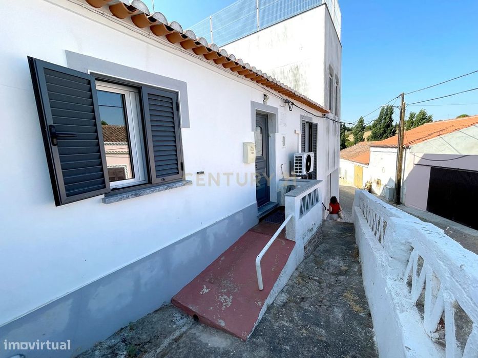 Moradia T2 térrea renovada em Beringel – Conforto, luz e tradição.