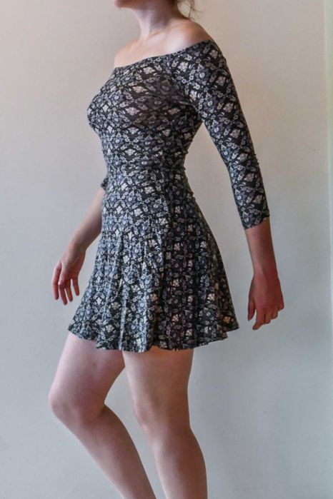 Szara obcisła sukienka mini w kwiatki