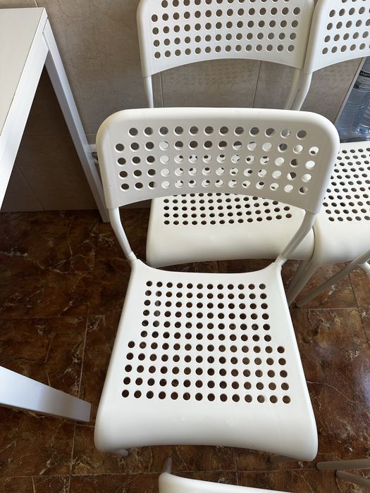 Vendo mesa ikea branca com 6 cadeiras.