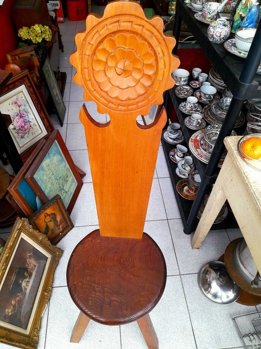 Cadeira antiga de madeira