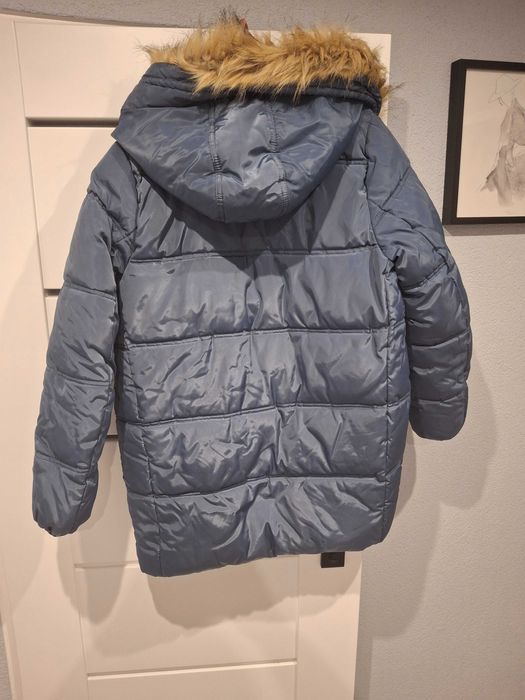 Niebieska kurtka zimowa pikowana dluzszy tyl