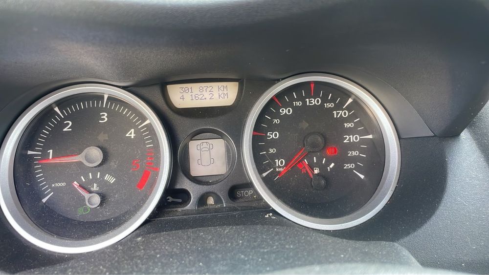 Vendo ou troco por carrinha 2 L com caixa fechada
