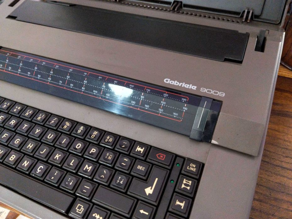 Máquina de escrever elétrica Triumph Adler (TA) Gabriele 9009