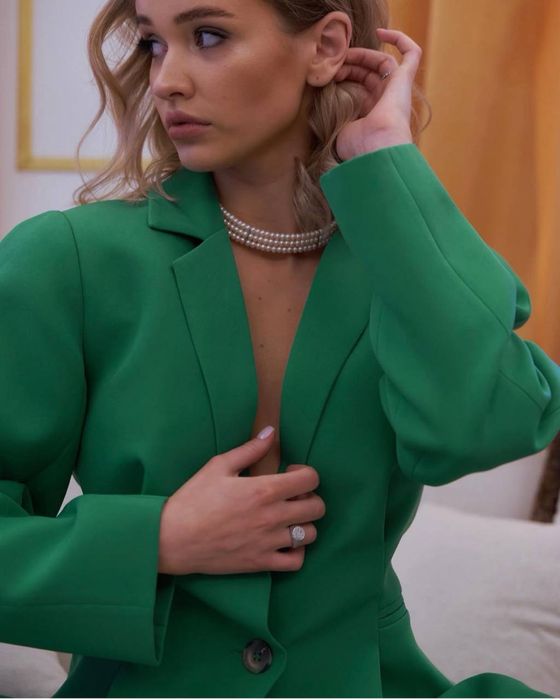 Яскравий костюм від бренду Devari