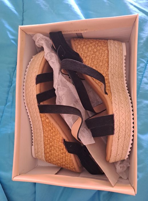 Sandálias pretas novas