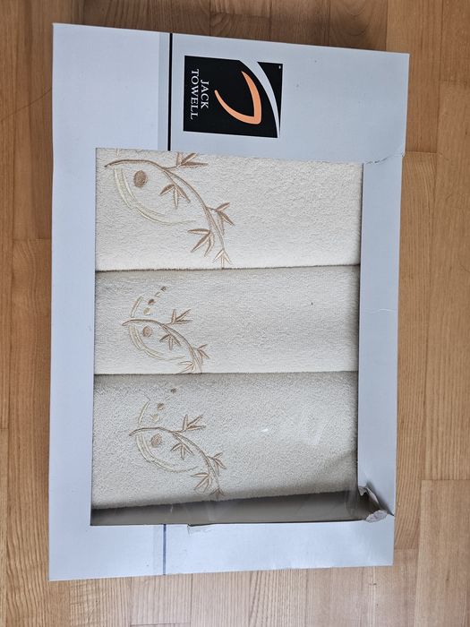 Komplet nowych bawełnianych z haftem ręczników marki Jacktowell