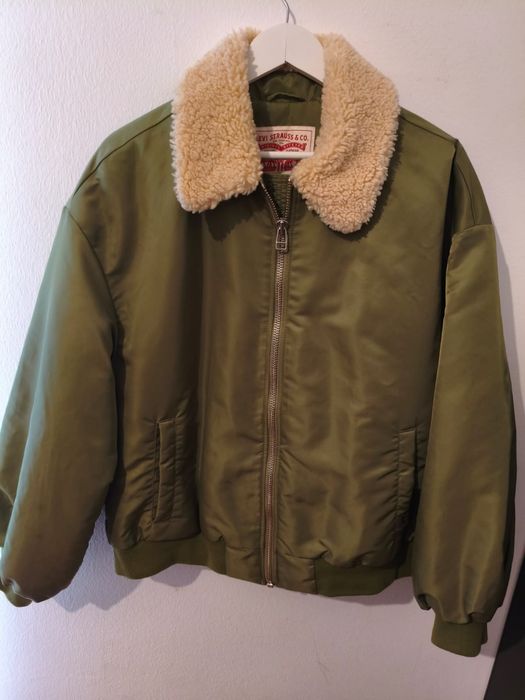 Roupa nova e uzada,em muito boas condições. Para homens e mulheres