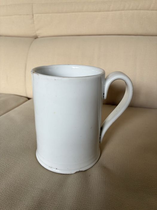 Caneca branca em porcelana Vista Alegre
