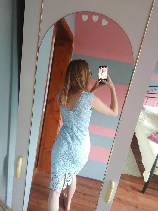 Koronkowa błękitna sukienka