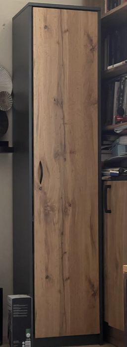 Regql zpólkami , loftowy styl