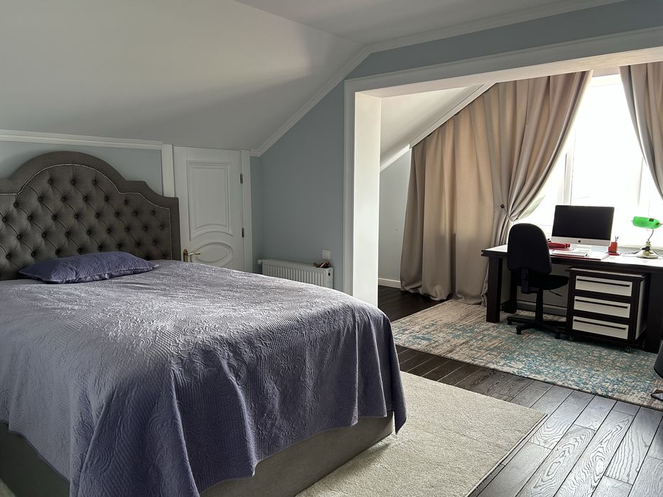 Продається будинок в дуже гарній локаціі ,з велик та гарним  на  місті