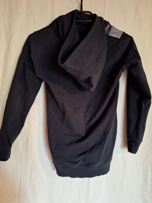 Bluza z kapturem i brokatowa ozdoba
