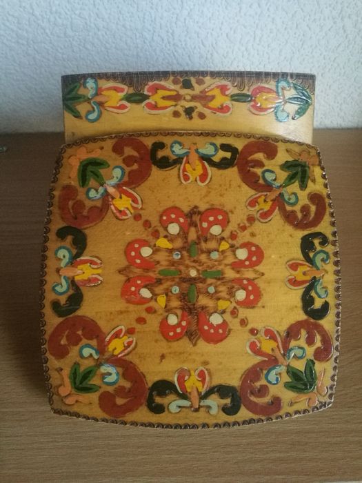 Oryginalna folkowa ręcznie zdobiona kaseta drewniana