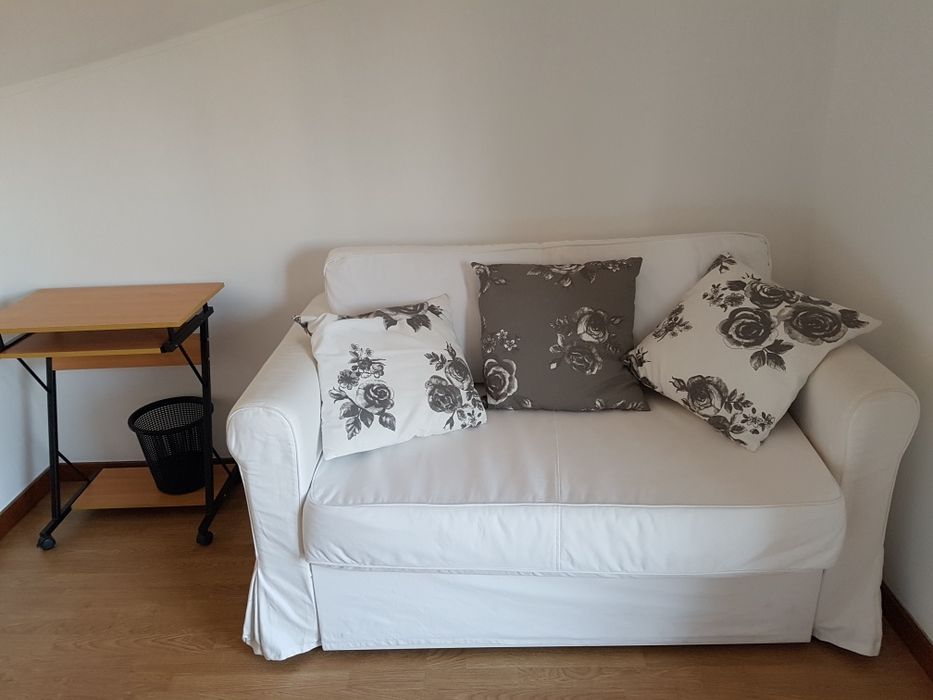 2 Sofás-cama brancos IKEA HAGALUND