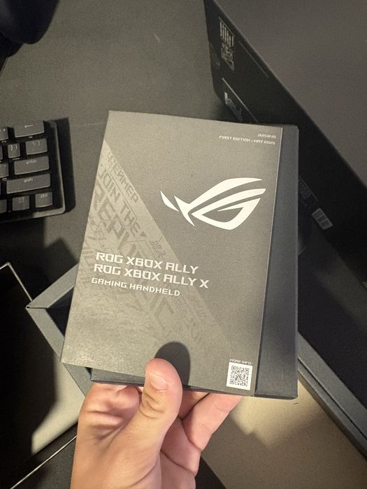 Consola portatil rog ally X z2 1TB sdd dock incluido