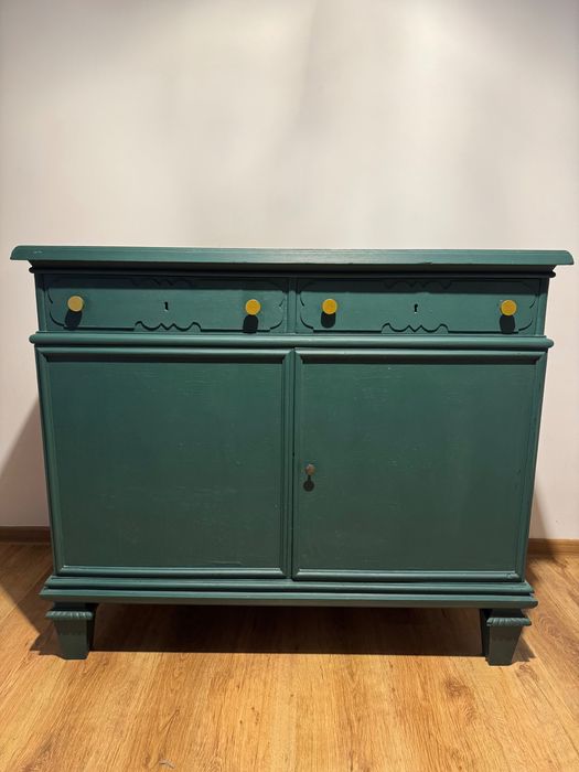 Drewniana komoda malowana