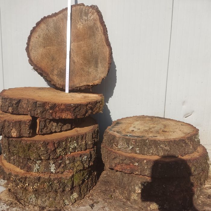 Pranchas em madeira de acácia, oliveira e carvalho.