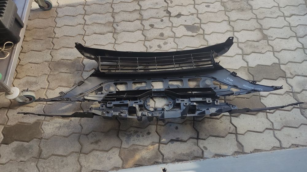 Решётка радиатора Toyota Prius Prime c 17 г.в.5311247260