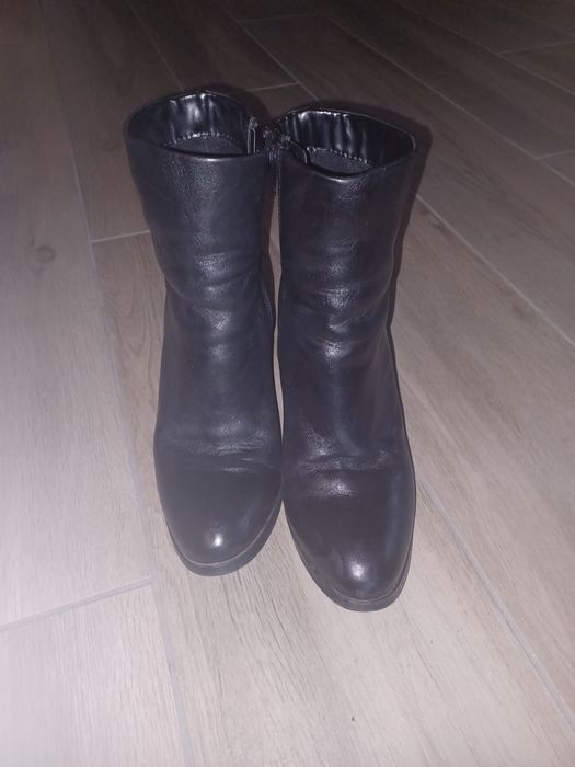 Skórzane botki na obcasie