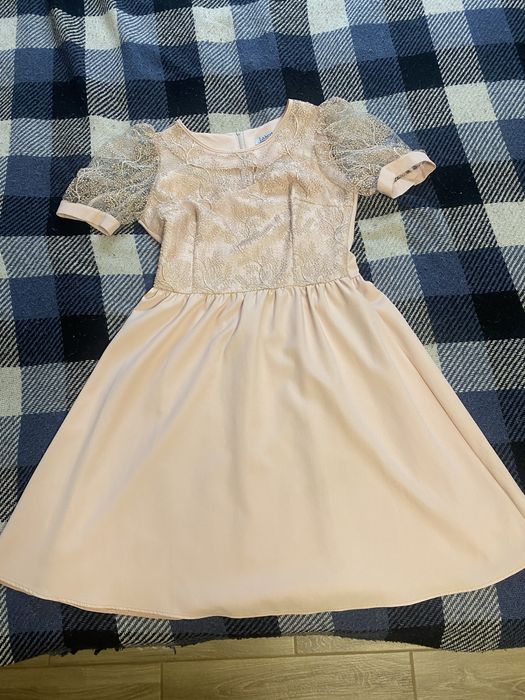 Плаття з коротким рукавом персикового кольору