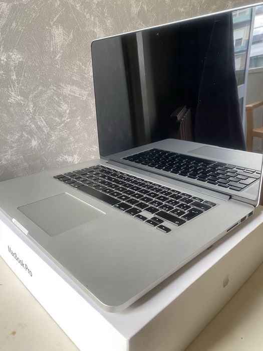 Macbook Pro i7 8GB 256 SSD 15”