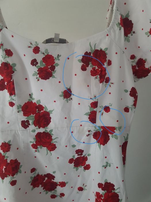 Biała sukienka w róże