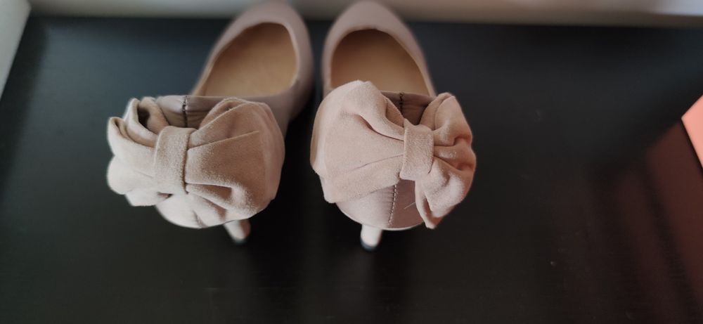 Sapatos com laço atrás