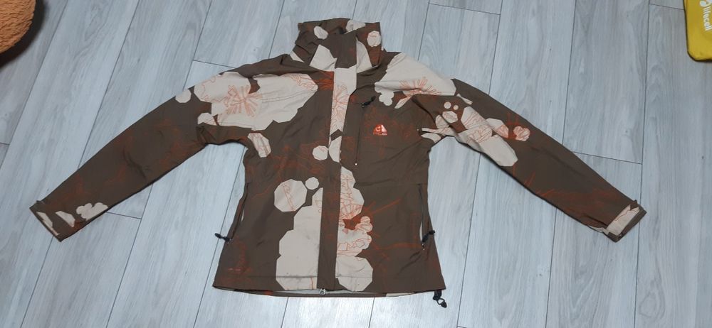 Продам ветровку nike acg