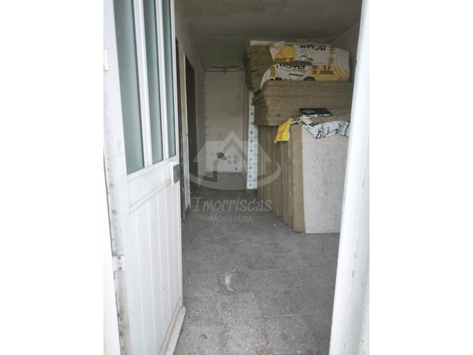 Prédio de 2 pisos para remodelação no Bairro de São João em Camarate