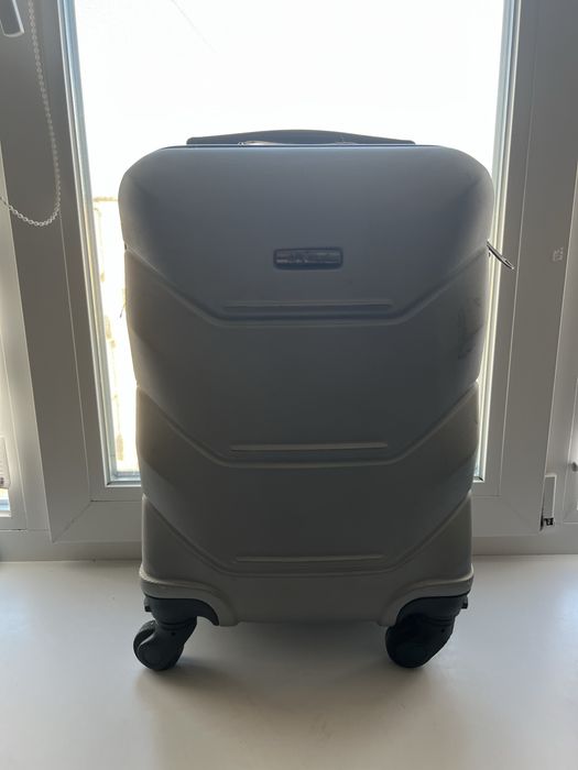Валіза не великого розміру сіра