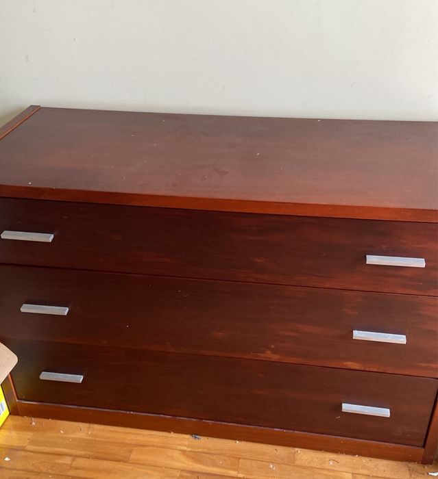 Comóda em madeira com espelho