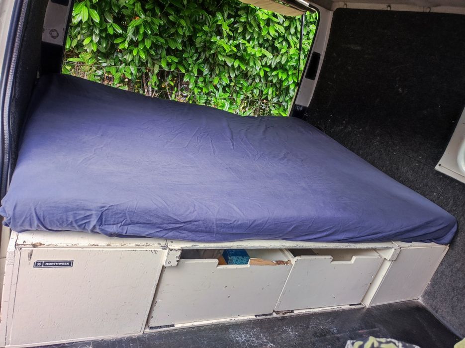 Vendo Carrinha Ford Transit, ano 2000.Adaptada  a campervan/7 lugares