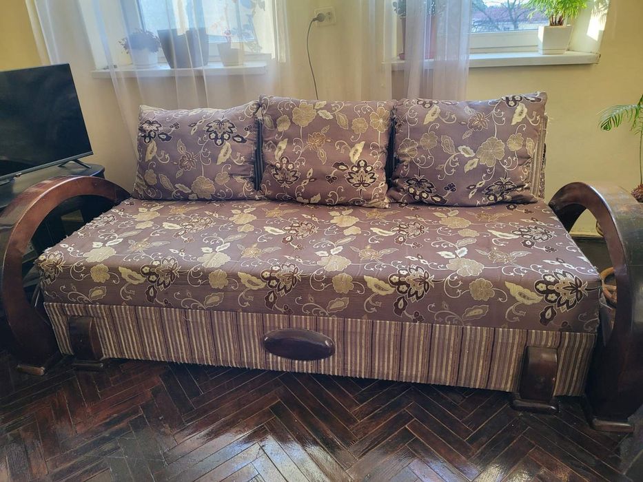 Диван  розкладний(розмір: 190-150).
