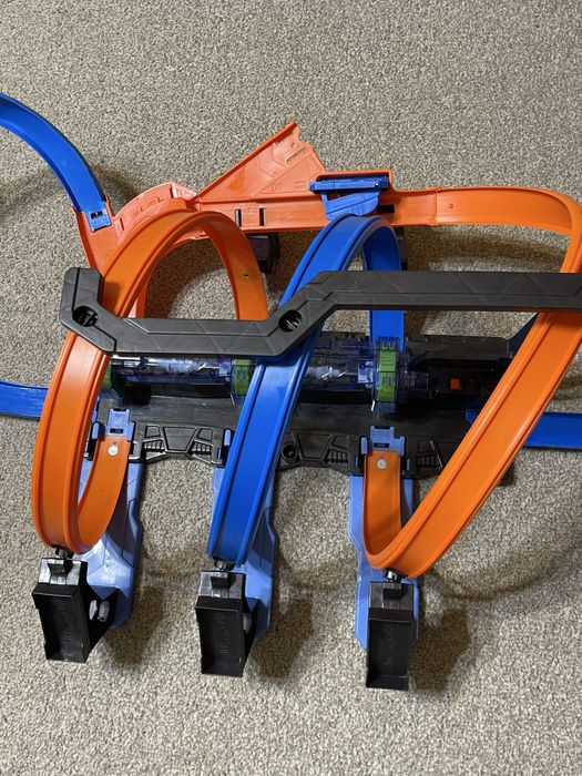 Трек Хот Вілс Corkscrew Crash Track