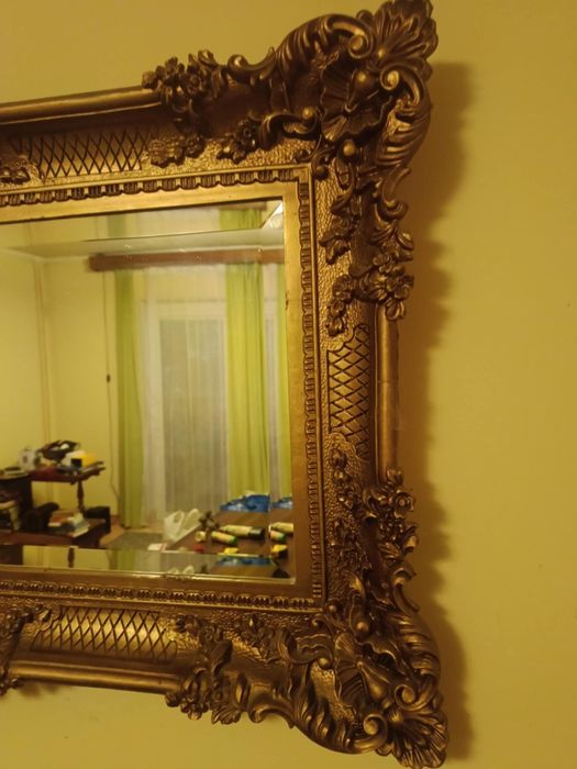 Lustro w rzeźbionej ramie