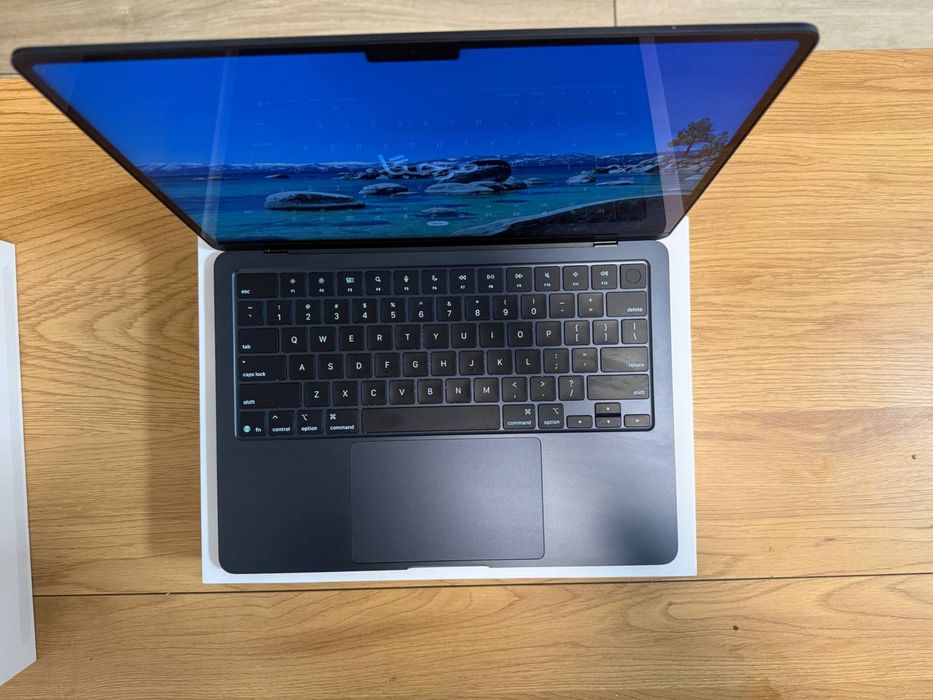 Macbook air a3240 16/256 m4