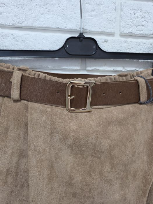 Spódnico-
Spódnico-spodenki z paskiem – camel zamszowy look