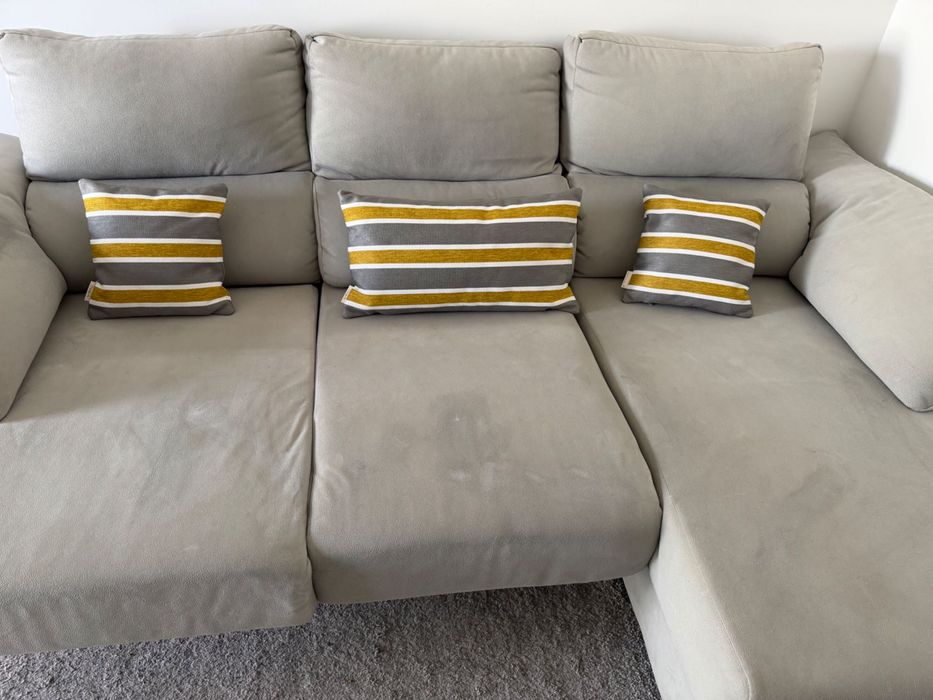 Sofá da sala cinzento com chaise longue
