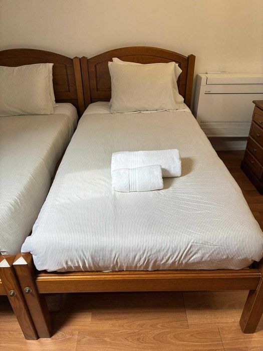 cama de solteiro em pinho 190cm*90cm com colchão como novo