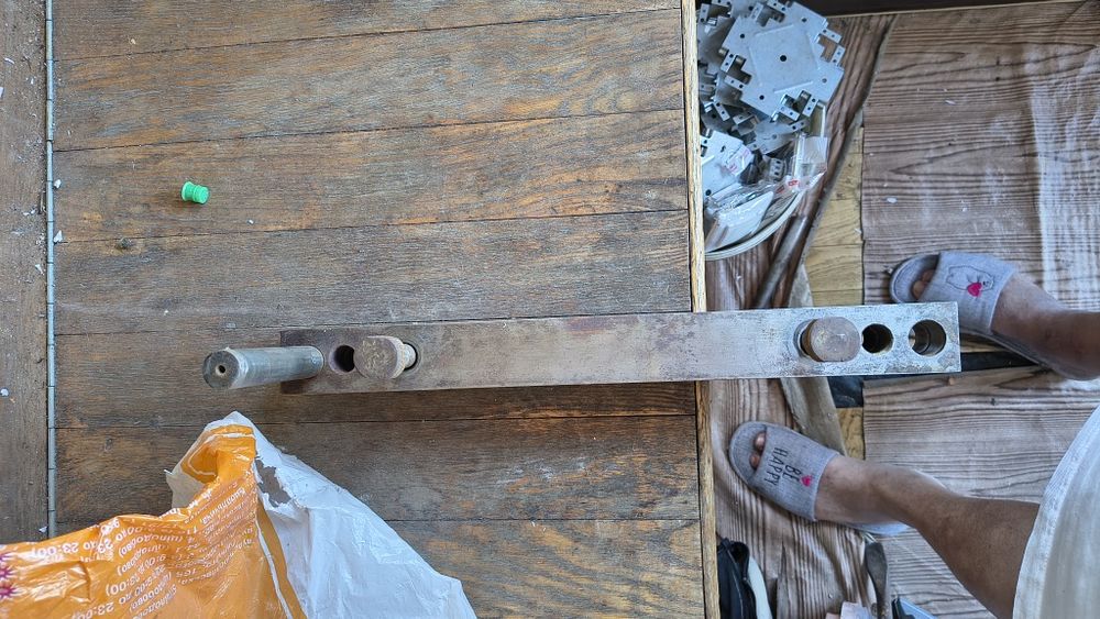 Саморобна струбцина для відрізання паперової продукції